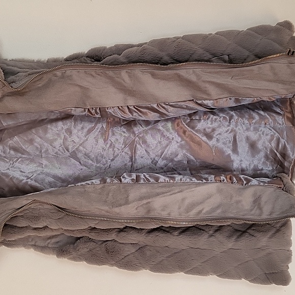 Carmen Marc Valvo Taupe Quilted Vest xs/s - Picture 4 of 7